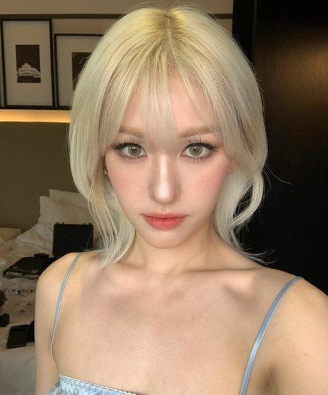 Jeon Somi model high quality pics