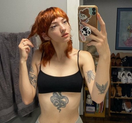 Pleasequietdown model hot pictures