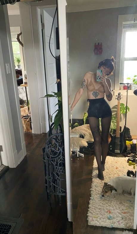 Pleasequietdown model erotic picture