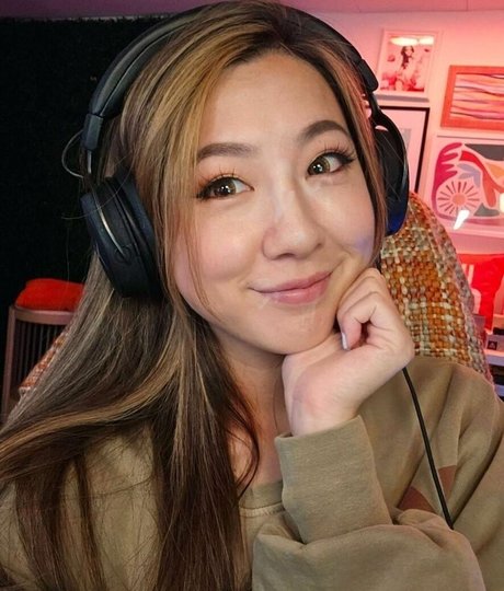 Fuslie art actress picture