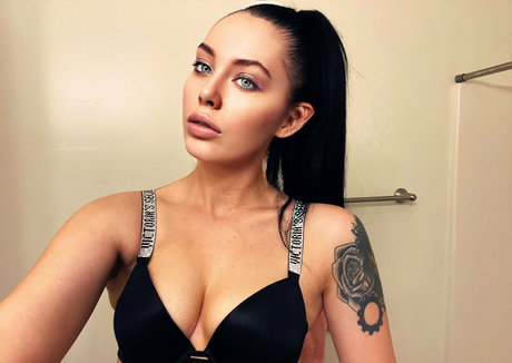 Deavanclegg1 naked model image