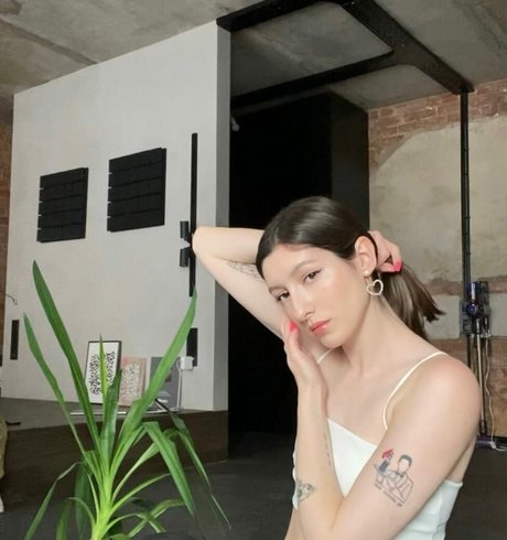 Aloona Larionova nude star images