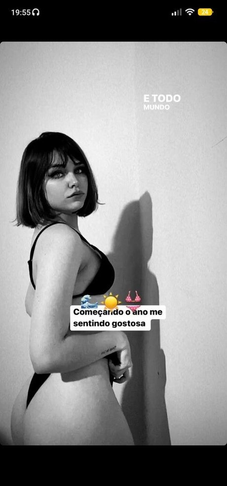 Larissinharp naked model pic