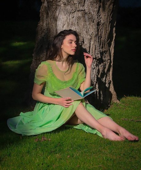 Grace Caroline Currey model best pics