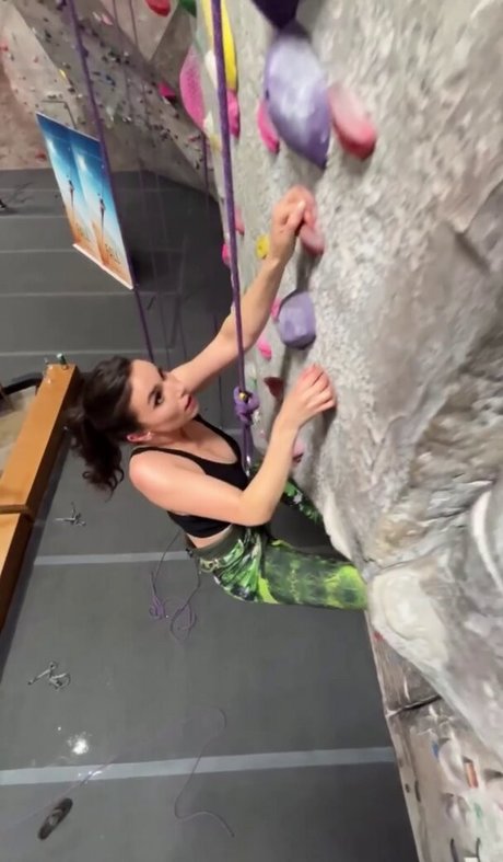 Grace Caroline Currey pretty actress pictures