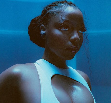 Chloe Bailey model pretty pics