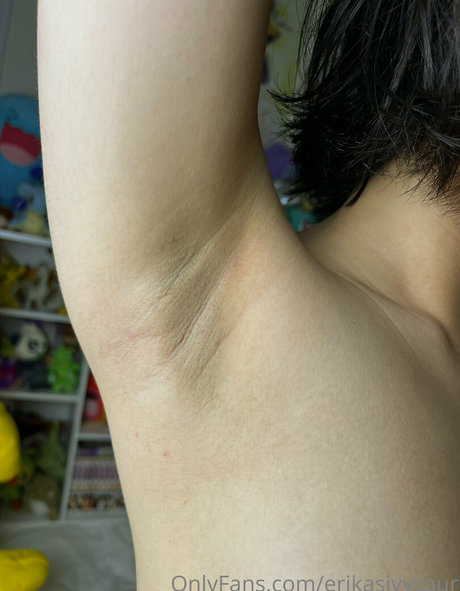 erikasvenusaur model top photo