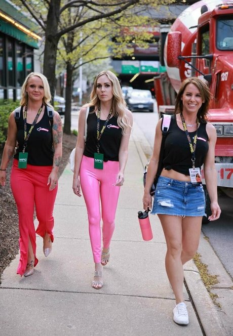 thehotwifetour model free picture