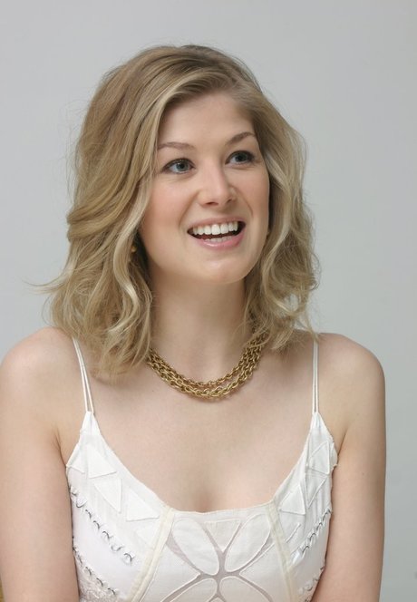 Rosamund Pike nude star pic
