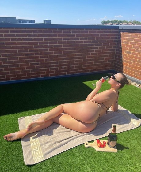 Sian Owen naked model pictures