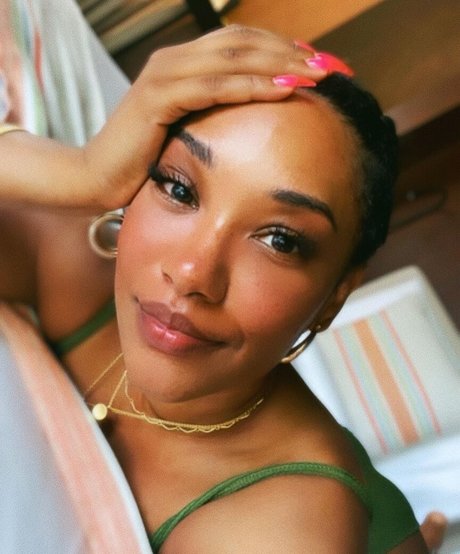 Candice Patton star sexy image