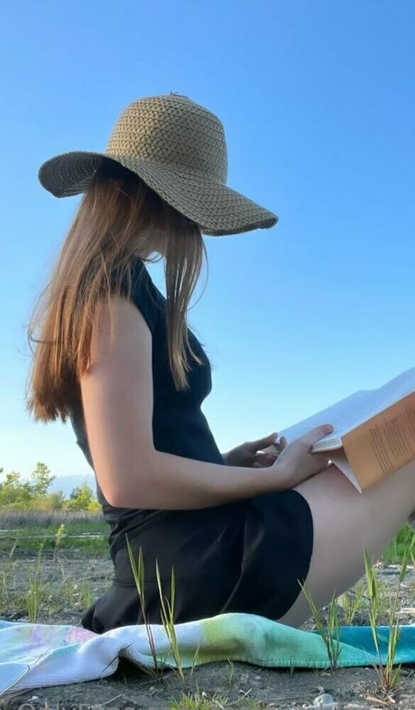 taratumbles art model pic