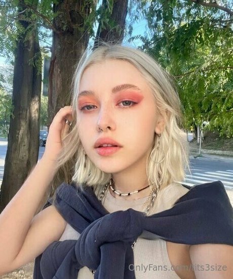 tits3size hot star image