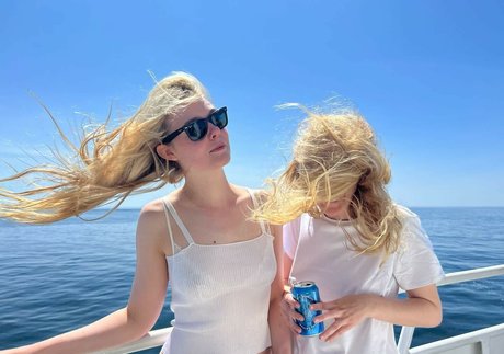 Dakota Fanning model sexy img