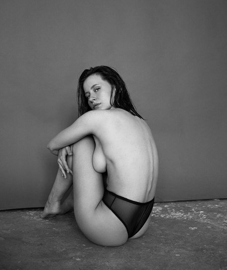 Toma Efremova erotic model img