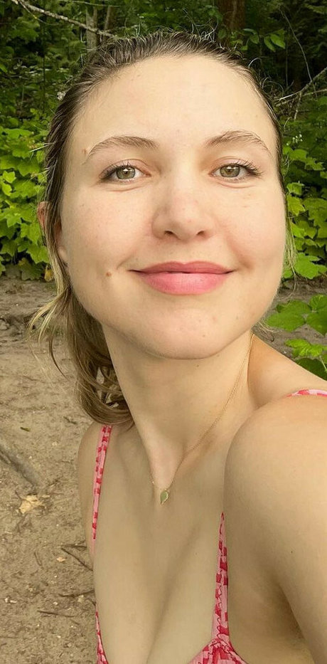 Taylor Tomlinson best actress galleries