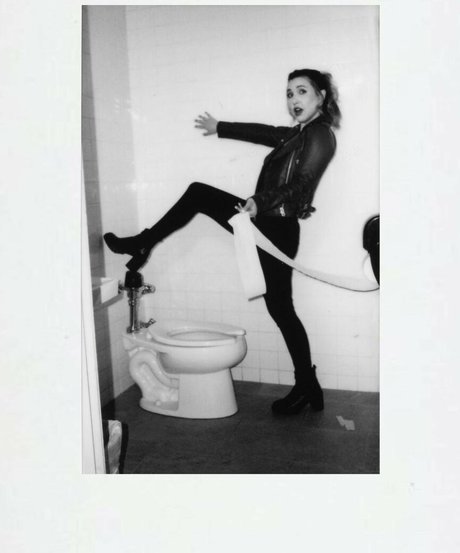 Taylor Tomlinson sexy star photos