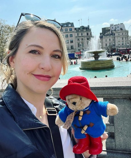 Taylor Tomlinson high quality model photo