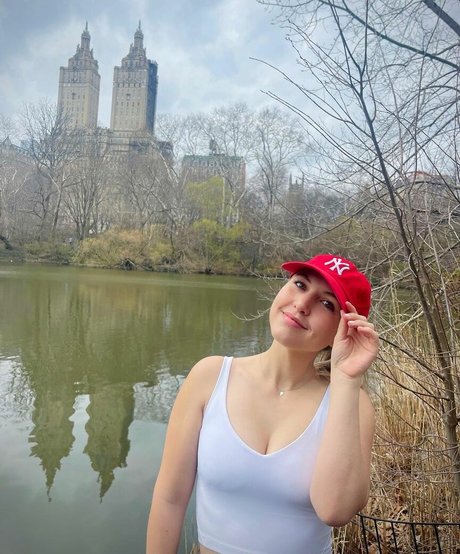 Taylor Tomlinson porn model archive