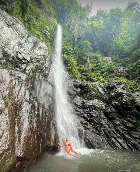 milla snake nude model pics