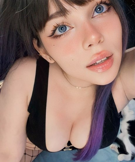 Melowo star nude image