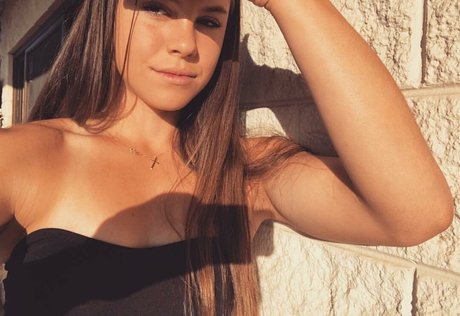 Desi Johnson pretty star pictures