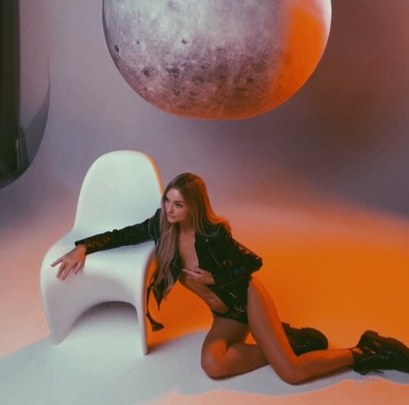 Sophie Katssby pornstar adult pic