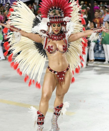 Larissa Tomasia nude star pictures