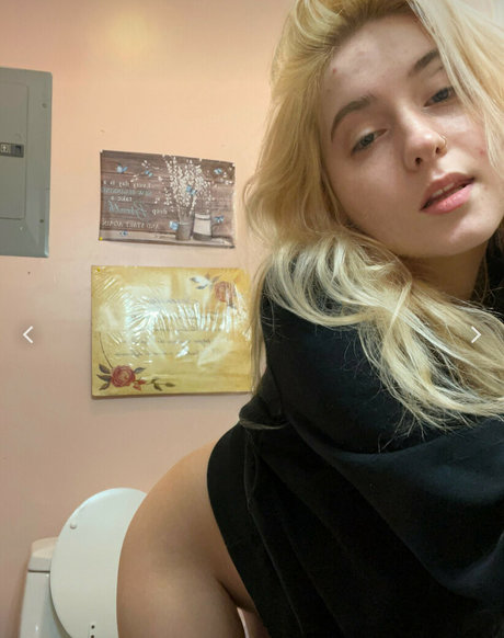 Hannadrake model adult image