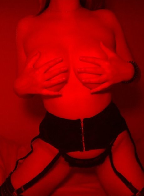 Invisiblestring model pornographic images