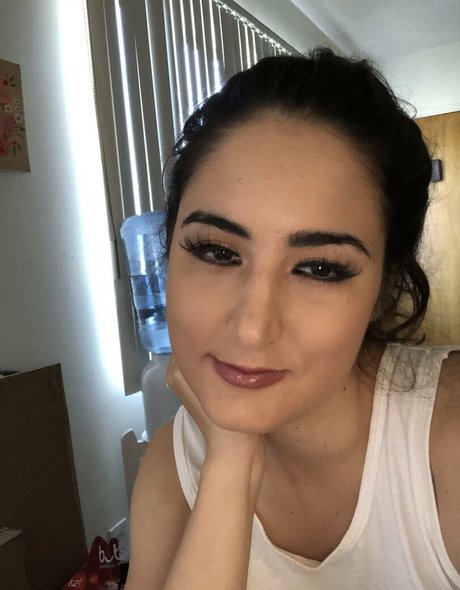 snarkybrunette pornstar photo