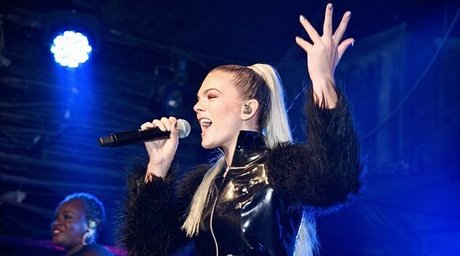 Louisa Johnson nice star pics