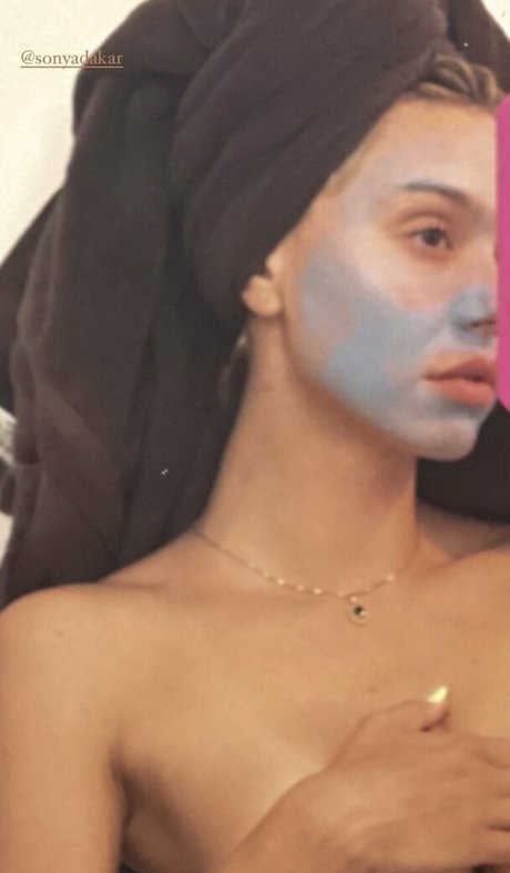 Alexis Ren exclusive model img