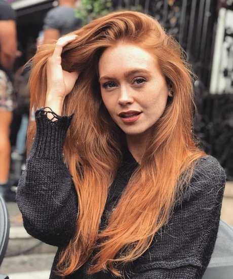 Holly Hicks model art gallery