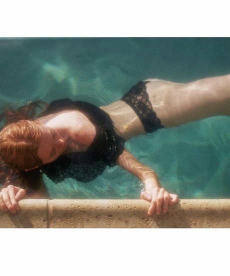 Holly Hicks star sexy pic