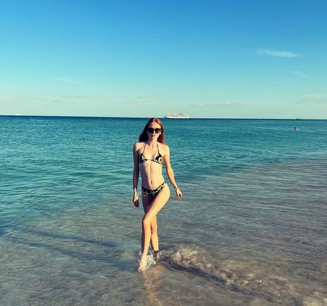 Holly Hicks model pornographic pic