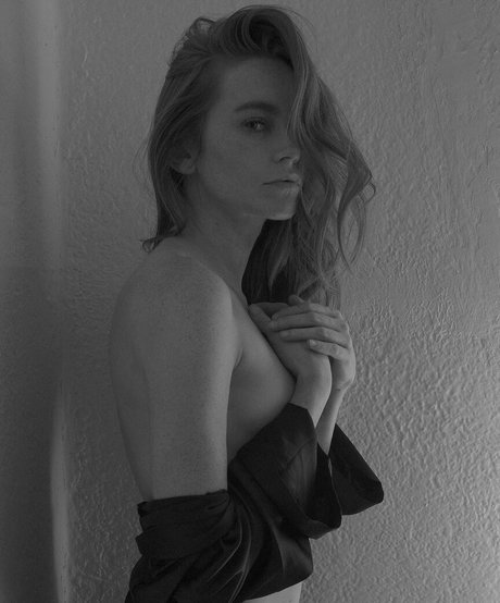 Holly Hicks naked model gallery