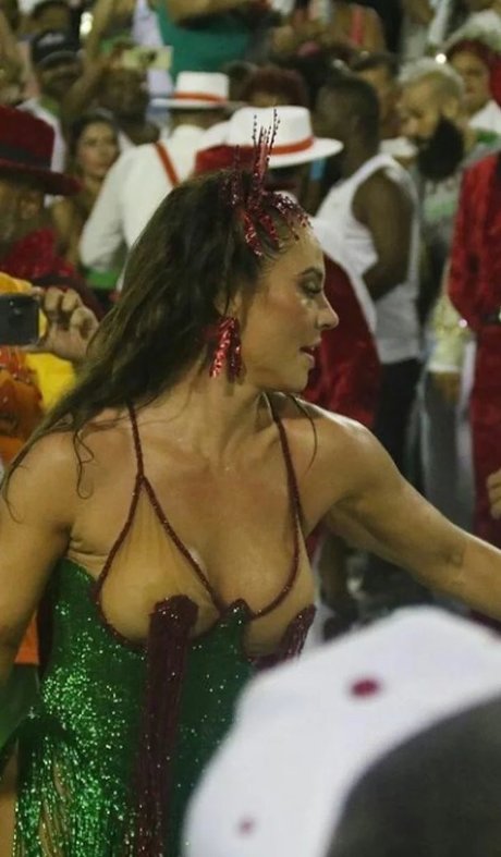 Paolla Oliveira model top picture