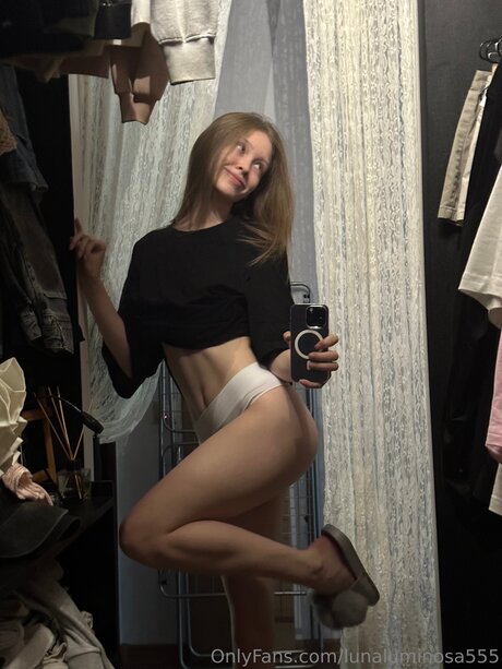 Lunaluminosa555 erotic model pictures