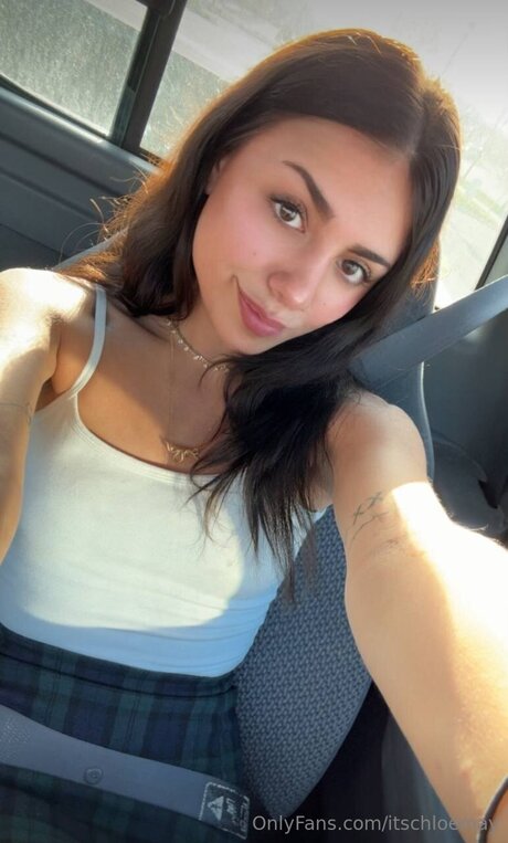 Itschloemay nude model pic