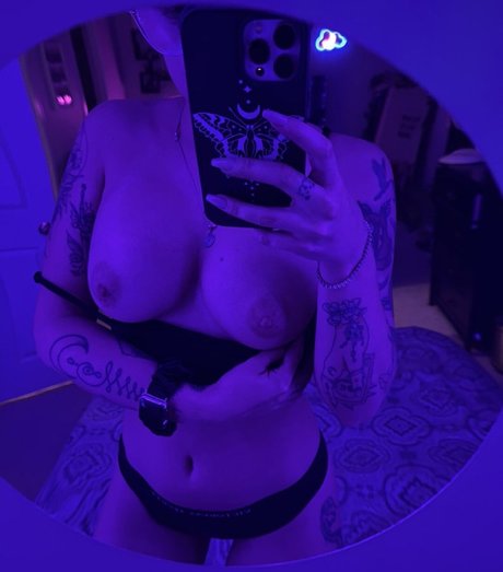 Emily Tokes exclusive model pic