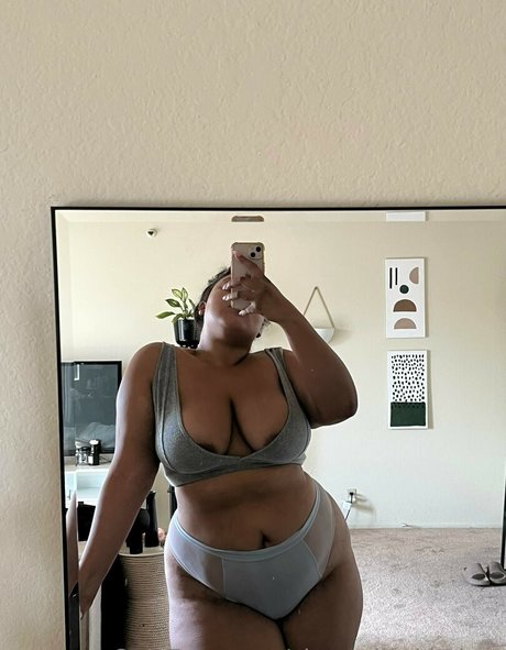 Chantelles Kitchen star nude img