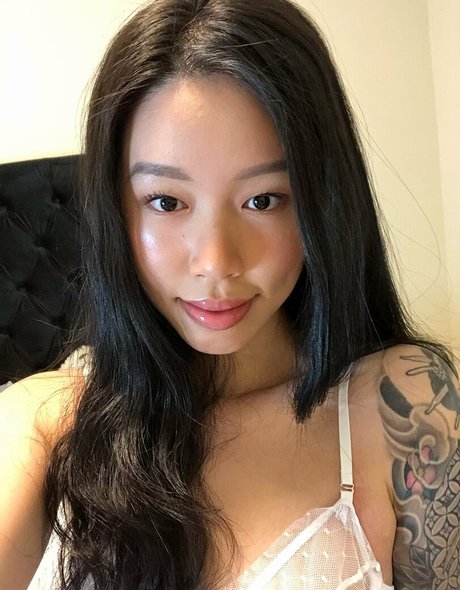 18 year old onlyfans pretty photo