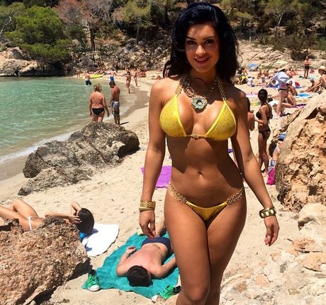 skinny shemale onlyfans top pics