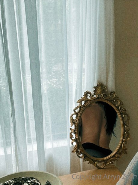 Arryn Zech model nude img