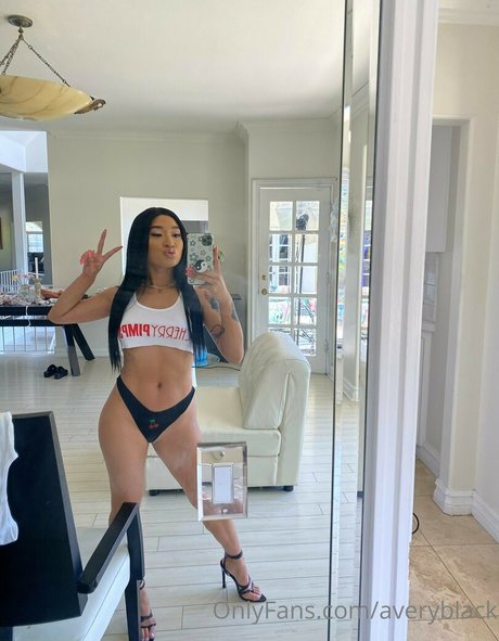 Avery black star top pictures