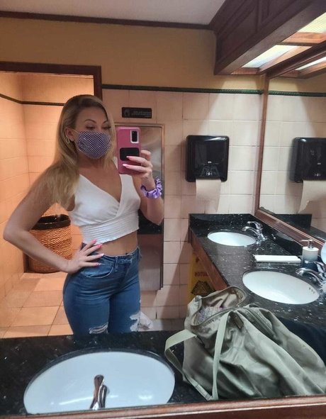 Adira Allure exclusive pornstar image