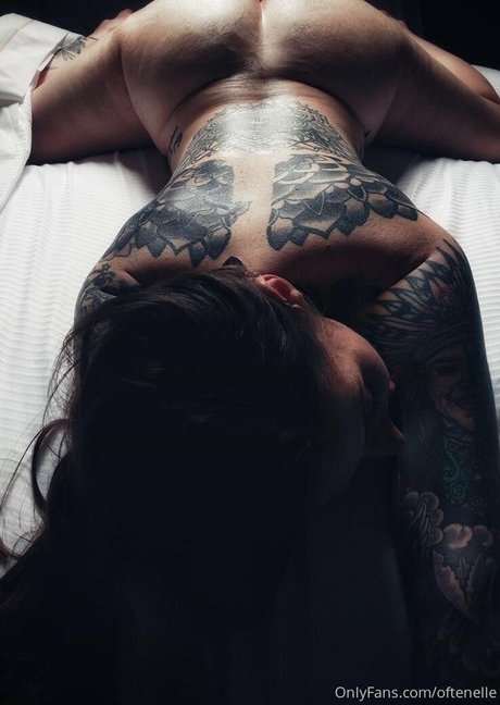 OftenElle star nude pic