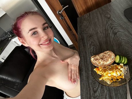 Alexa Lungu exclusive model pic