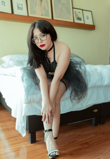 Lily Queen model xxx image